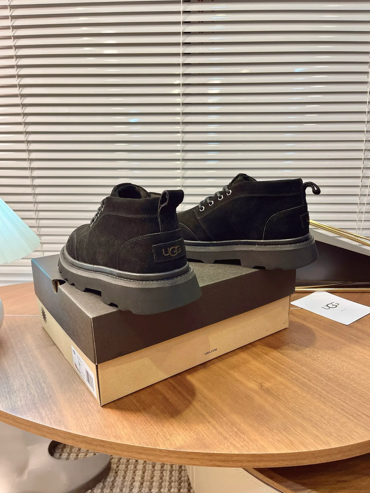 [UGG] P: 580💰 Size: 40 to 44 (45 custom-made) 2025 new style 𝑼𝑮𝑮•Men's ◾️. Winter snow boots and fur shoes. The matching coefficient is also 100%. 💥Good-looking✨Fully fashionable and full of aura when worn📈 Lager casual boots, lace-up style. The heels are decorated with hot embossed brand logos. Item No.: 1171113 Upper: high-quality cow suede Lining: sheepskin imported from Australia 🐑The inner lining is made of Australian lamb wool Outsole: EVA non-slip outsole.